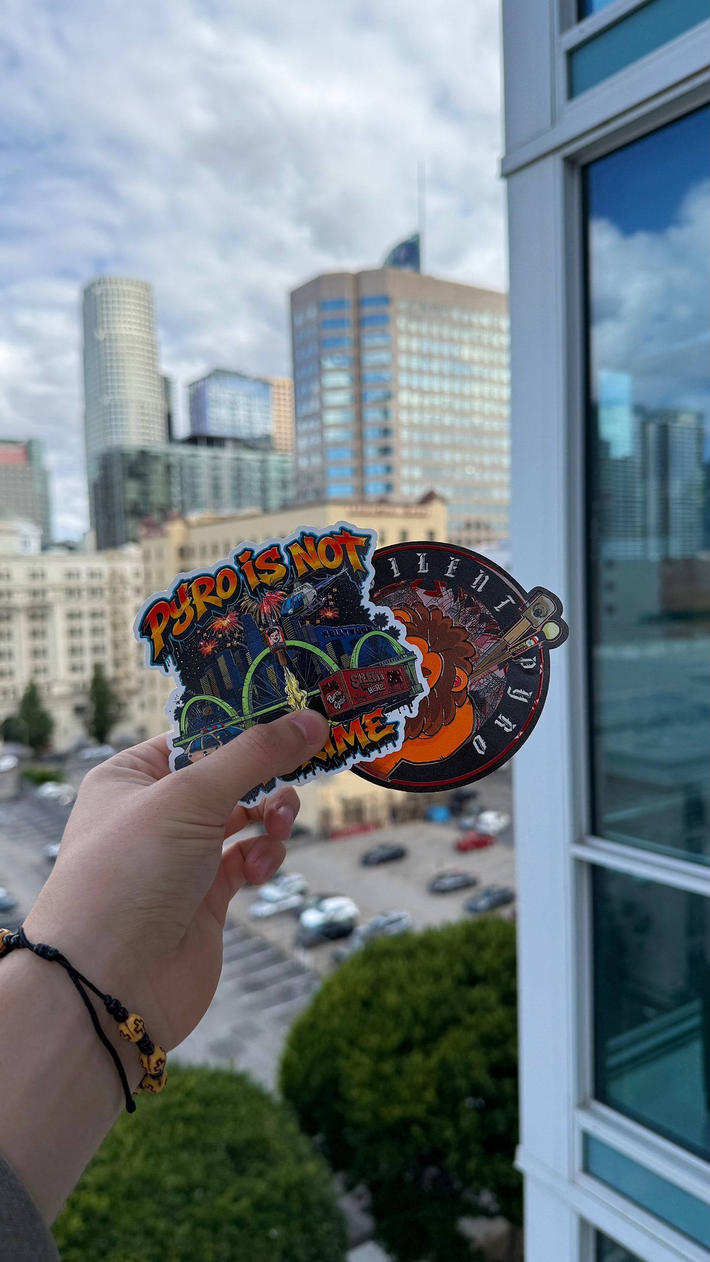 16" Display shell Keychain + Free Stickers